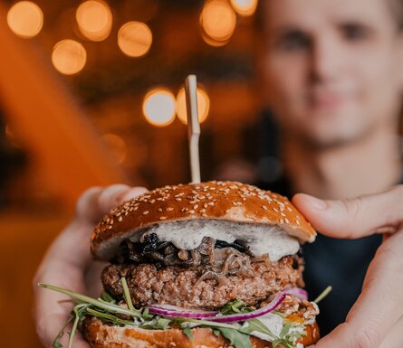 <br />
<b>Notice</b>:  Trying to get property 'name' of non-object in <b>/storage/cache/templates/_view_template_content_layouts_layout_4.tpl.php</b> on line <b>21</b><br />
